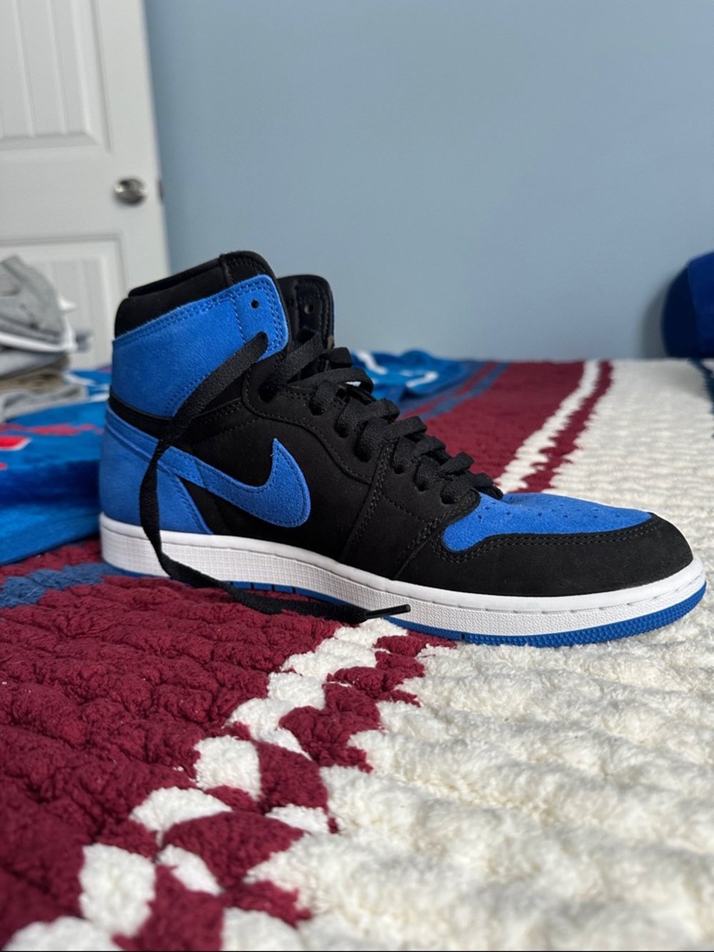 Men’s Jordan 1 Retro High-Top OG Royal Sneakers - Picture 3 of 5